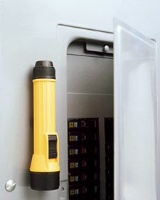 a100873 gt05 flashlightmagn l INSTANT SURVIVAL TIP: A Flashlight Shall Light the Way  