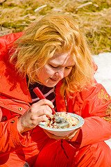 woman camper eating Even if you arent living in a car, you need to read these terrific survival tips!